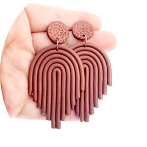 Csokoládébarna, hosszú fülbevaló ékszergyurmából, egyedi ajándék nőknek - ékszer - fülbevaló - lógó fülbevaló - Meska.hu