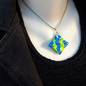 Kék-zöld medál, mozaikos ékszergyurma medál, színes, egyedi ajándék - ékszer - nyaklánc - medálos nyaklánc - Meska.hu