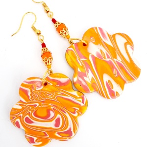 Narancsos virág fülbevaló, színes, vidám fülbevaló ékszergyurmából, egyedi ajándék nőknek - ékszer - fülbevaló - lógó fülbevaló - Meska.hu