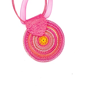 Pink spirál medál ékszergyurmából, pink kerek nyaklánc, egyedi ajándék nőknek - ékszer - nyaklánc - medálos nyaklánc - Meska.hu