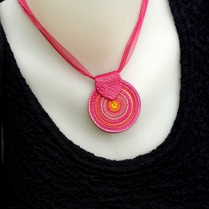 Pink spirál medál ékszergyurmából, pink kerek nyaklánc, egyedi ajándék nőknek - ékszer - nyaklánc - medálos nyaklánc - Meska.hu