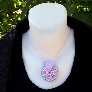 Levendula, lila medál, spirális ékszergyurma nyaklánc, egyedi ajándék nőknek - ékszer - nyaklánc - medálos nyaklánc - Meska.hu