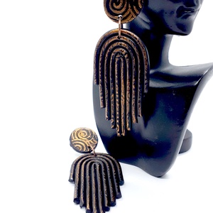 Fekete-arany fülbevaló, hosszú fülbevaló ékszergyurmából, egyedi ajándék nőknek - ékszer - fülbevaló - rojtos fülbevaló - Meska.hu