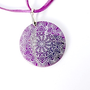 Mandala medál, lila nyaklánc mandala mintával  - ékszer - nyaklánc - medálos nyaklánc - Meska.hu