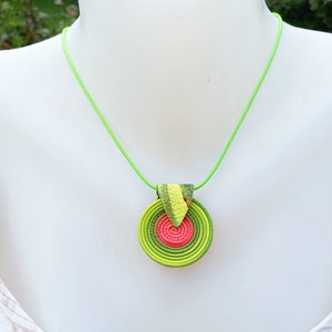 Zöld-pink spirál medál neon színekkel - ékszer - nyaklánc - medálos nyaklánc - Meska.hu