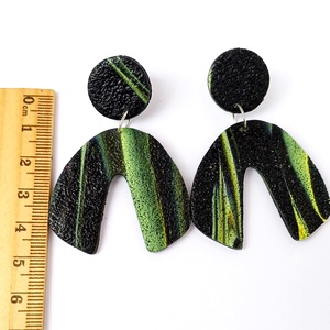 Zöld-fekete fülbevaló - ékszer - fülbevaló - lógó fülbevaló - Meska.hu