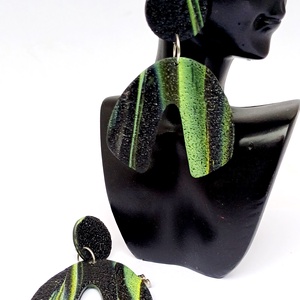 Zöld-fekete fülbevaló - ékszer - fülbevaló - lógó fülbevaló - Meska.hu