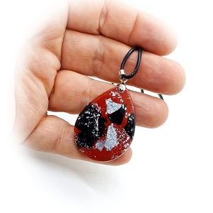 Piros-fekete medálos nyaklánc - ékszer - nyaklánc - medálos nyaklánc - Meska.hu