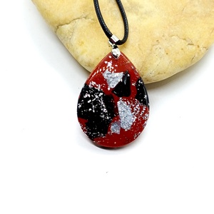 Piros-fekete medálos nyaklánc - ékszer - nyaklánc - medálos nyaklánc - Meska.hu