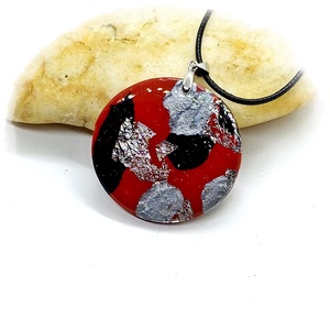 Piros-fekete kerek medálos nyaklánc - ékszer - nyaklánc - medálos nyaklánc - Meska.hu