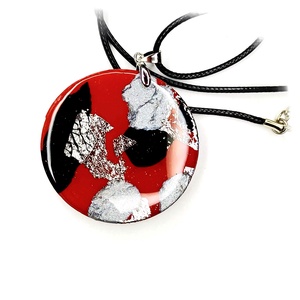 Piros-fekete kerek medálos nyaklánc - Meska.hu
