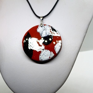 Piros-fekete kerek medálos nyaklánc - ékszer - nyaklánc - medálos nyaklánc - Meska.hu