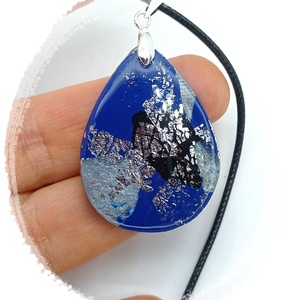 Kék-ezüst nyaklánc, sühető gyurma medál - ékszer - nyaklánc - medálos nyaklánc - Meska.hu