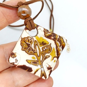 Barna-krém nyaklánc, ékszergyurma medál - ékszer - nyaklánc - medálos nyaklánc - Meska.hu