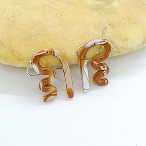 Barna-krém fülbevaló, könnyű - ékszer - fülbevaló - lógó fülbevaló - Meska.hu