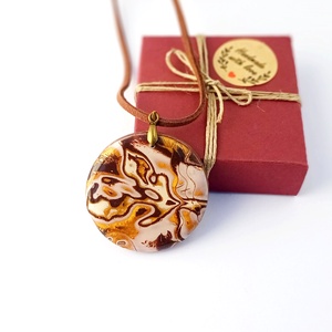 Barna-krém nyaklánc, ékszergyurma medál - ékszer - nyaklánc - medálos nyaklánc - Meska.hu