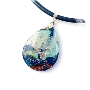 Színjátszós kék medál, choker, Ékszer, Nyaklánc, Medálos nyaklánc, Gyurma, Ékszerkészítés, MESKA