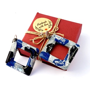 kék-fehér-fekete négyzetes fülbevaló, süthető gyurma - ékszer - fülbevaló - lógó fülbevaló - Meska.hu