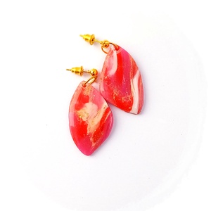 Piros-pink fülbevaló süthető gyurmából - ékszer - fülbevaló - lógó fülbevaló - Meska.hu