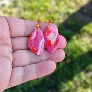 Piros-pink fülbevaló süthető gyurmából - ékszer - fülbevaló - lógó fülbevaló - Meska.hu