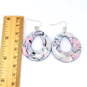 Fülbevaló pasztell színekkel süthető gyurmából - ékszer - fülbevaló - lógó fülbevaló - Meska.hu