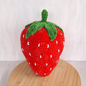 Horgolt plüss eper párna, Otthon & Életmód, Lakástextil, Párna & Párnahuzat, Díszpárna (belsővel együtt), Horgolás, MESKA