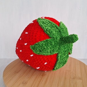 Horgolt plüss eper párna - otthon & életmód - lakástextil - párna & párnahuzat - díszpárna (belsővel együtt) - Meska.hu