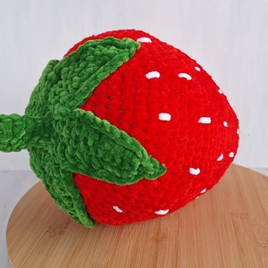 Horgolt plüss eper párna - otthon & életmód - lakástextil - párna & párnahuzat - díszpárna (belsővel együtt) - Meska.hu