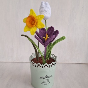 Horgolt tavaszi virágok fém kaspóban - otthon & életmód - dekoráció - asztal és polc dekoráció - asztaldísz - Meska.hu