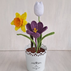 Horgolt tavaszi virágok fém kaspóban - otthon & életmód - dekoráció - asztal és polc dekoráció - asztaldísz - Meska.hu