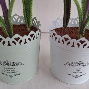 Horgolt tavaszi virágok fém kaspóban - otthon & életmód - dekoráció - asztal és polc dekoráció - asztaldísz - Meska.hu