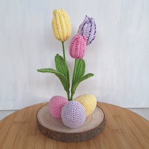 Horgolt tulipános húsvéti dekoráció fa talpon - Meska.hu