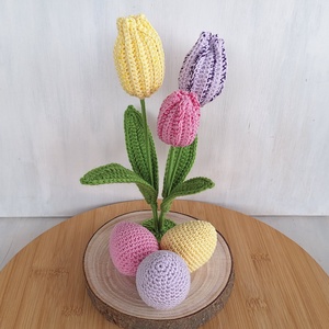 Horgolt tulipános húsvéti dekoráció fa talpon - ünnepi díszek, dekorációk - húsvéti díszek és dekorációk - húsvéti asztaldíszek - Meska.hu