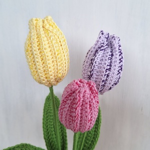 Horgolt tulipános húsvéti dekoráció fa talpon - ünnepi díszek, dekorációk - húsvéti díszek és dekorációk - húsvéti asztaldíszek - Meska.hu
