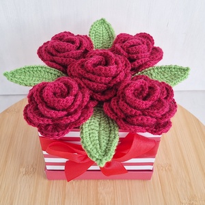 Rózsa doboz horgolt vörös rózsákkal - otthon & életmód - virágdekoráció - virágok - virágbox - Meska.hu