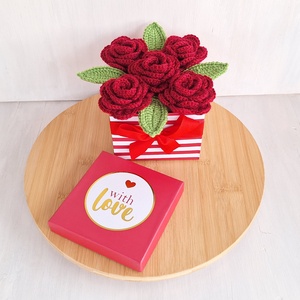 Rózsa doboz horgolt vörös rózsákkal - otthon & életmód - virágdekoráció - virágok - virágbox - Meska.hu