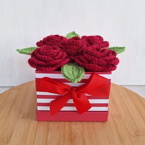 Rózsa doboz horgolt vörös rózsákkal - otthon & életmód - virágdekoráció - virágok - virágbox - Meska.hu