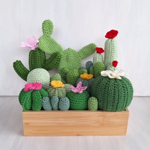 Örökzöld kaktuszkert � 24 db horgolt kaktusz bambusz ládában - otthon & életmód - dekoráció - asztal és polc dekoráció - asztaldísz - Meska.hu