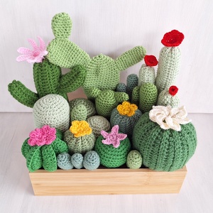 Örökzöld kaktuszkert � 24 db horgolt kaktusz bambusz ládában - Meska.hu