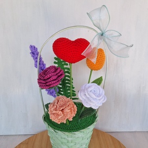 Anyák napi horgolt virágkosár szívvel � örök csokor szeretettel - otthon & életmód - dekoráció - asztal és polc dekoráció - asztaldísz - Meska.hu
