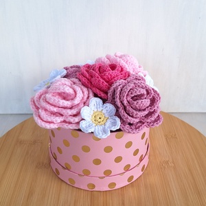 Rózsabox- Virágdoboz horgolt rózsákkal és margarétákkal, Otthon & Életmód, Virágdekoráció, Virágok, Virágbox, Horgolás, Ez az elegáns virágdoboz 5 szál kézzel horgolt rózsát és 4 apró fehér margarétát rejt, amelyek sose..., MESKA