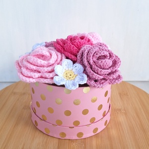 Rózsabox- Virágdoboz horgolt rózsákkal és margarétákkal - otthon & életmód - virágdekoráció - virágok - virágbox - Meska.hu
