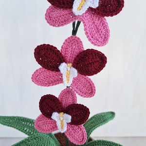 Horgolt orchidea kaspóban - bordó / rózsaszín - otthon & életmód - virágdekoráció - virágdíszek - virágdísz kaspóban - Meska.hu