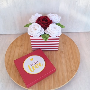 Rózsabox- Virágdoboz horgolt rózsákkal - otthon & életmód - virágdekoráció - virágok - virágbox - Meska.hu