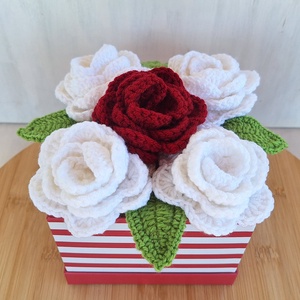Rózsabox- Virágdoboz horgolt rózsákkal - otthon & életmód - virágdekoráció - virágok - virágbox - Meska.hu