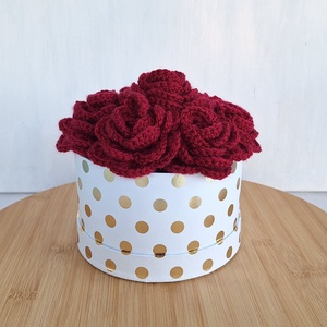 Rózsabox - Virágdoboz horgolt vörös rózsákkal - Meska.hu