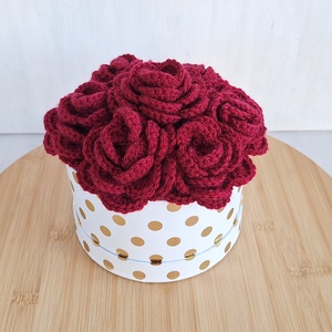 Rózsabox - Virágdoboz horgolt vörös rózsákkal - otthon & életmód - virágdekoráció - virágok - virágbox - Meska.hu