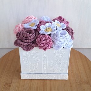 Romantikus rózsabox � horgolt virágokkal - Meska.hu