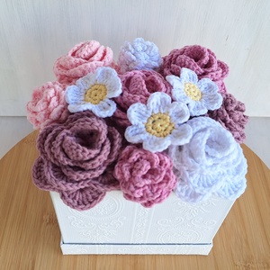 Romantikus rózsabox � horgolt virágokkal - otthon & életmód - virágdekoráció - virágok - virágbox - Meska.hu