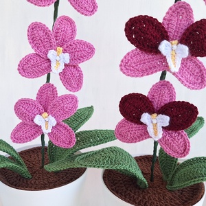 Horgolt orchidea kaspóban - rózsaszín és bordó / rózsaszín - otthon & életmód - virágdekoráció - virágdíszek - virágdísz kaspóban - Meska.hu